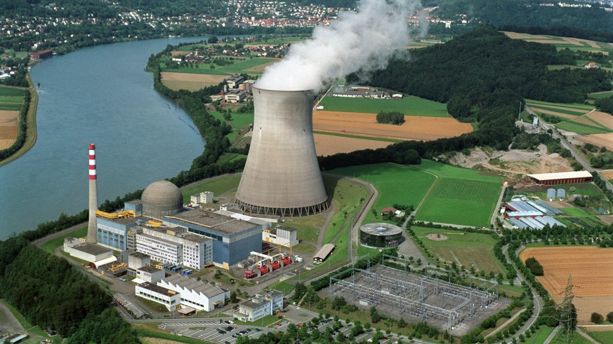 ARCHIV --- ZUR ABSTIMMUNG UEBER DIE &quot;ATOMAUSSTIEGS-INITIATIVE&quot; STELLEN WIR IHNEN FOLGENDES BILD ZUR VERFUEGUNG --- [Stockbild] Schweiz. Leibstadt. Kanton aargau. Siedewasserreaktor. Kuehltur ...