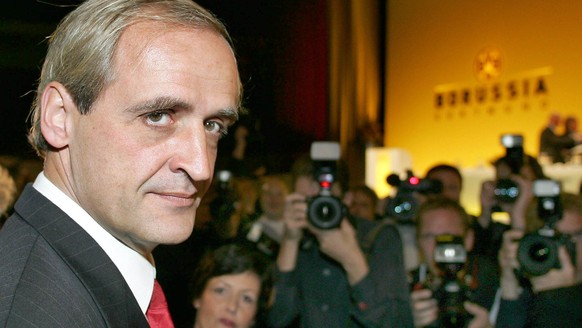 Der Grossaktionaer Florian Homm, vorne links, am Dienstag, 16. Nov. 2004, waehrend der Hauptversammlung der Borussia Dortmund GmbH &amp; Co. KGaA in der Westfalenhalle in Dortmund. (AP Photo/Michael S ...