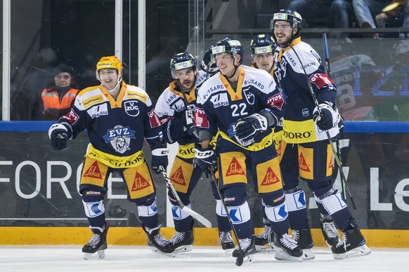 Jubel bei Zugs Lino Martschini, Zugs Garrett Roe, Zugs Santeri Alatalo, Zugs Sven Leuenberger und Zugs Dennis Everberg, von links, im Eishockey Meisterschaftsspiel der National League zwischen dem EV  ...