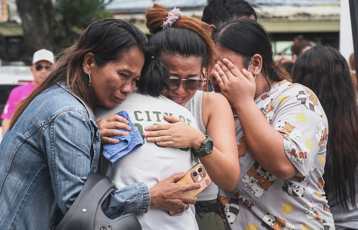 People grieve after identifying the body of a victim outside Cebu Provincial Hospital in Bogo City, Wednesday, Oct. 1, 2025. (AP Photo/Jacqueline Hernandez)
APTOPIX Philippines Earthquake