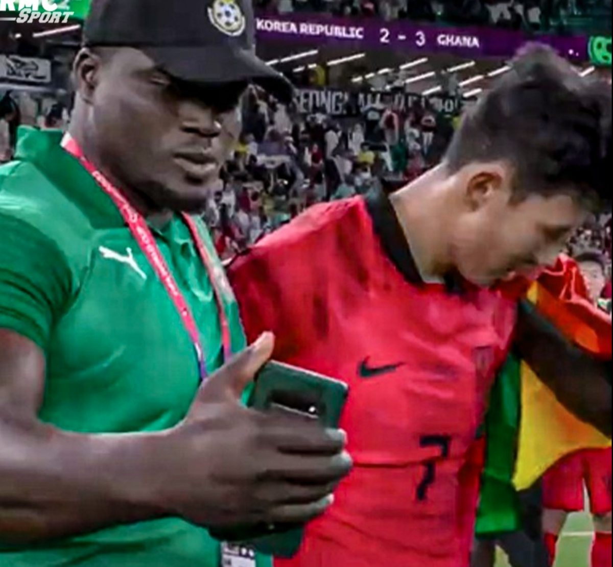 Le staff du Ghana ne s'est pas gêné pour se prendre en photo avec Son.