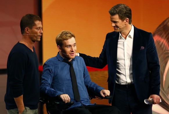 Moderator Markus Lanz (rechts) mit Samuel Koch, der im Rollstuhl sitzt seit er sich bei einer Sendung von «Wetten Dass..? » schwer verletzte. Links Til Schweiger. Alle waren sie dabei bei der Dernière ...