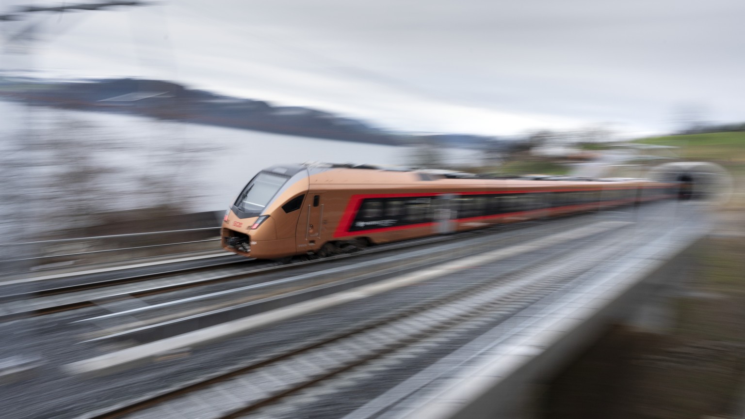 Ein Zug der SOB faehrt auf der neuen doppelspurigen Sagenbachbruecke, am Sonntag 13. Dezember 2020, in Walchwil. (KEYSTONE/Gaetan Bally)
