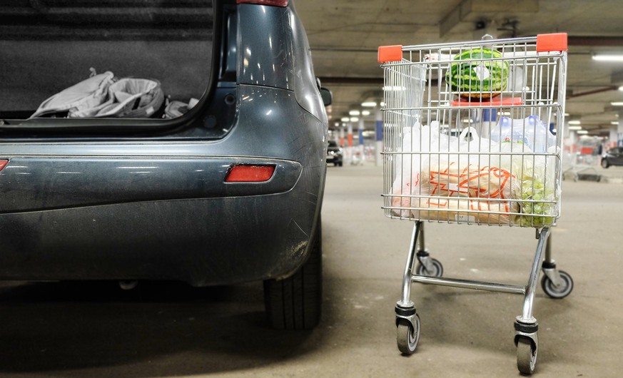 Sollte der Boden leicht geneigt sein, würde der Einkaufswagen jetzt wegrollen.