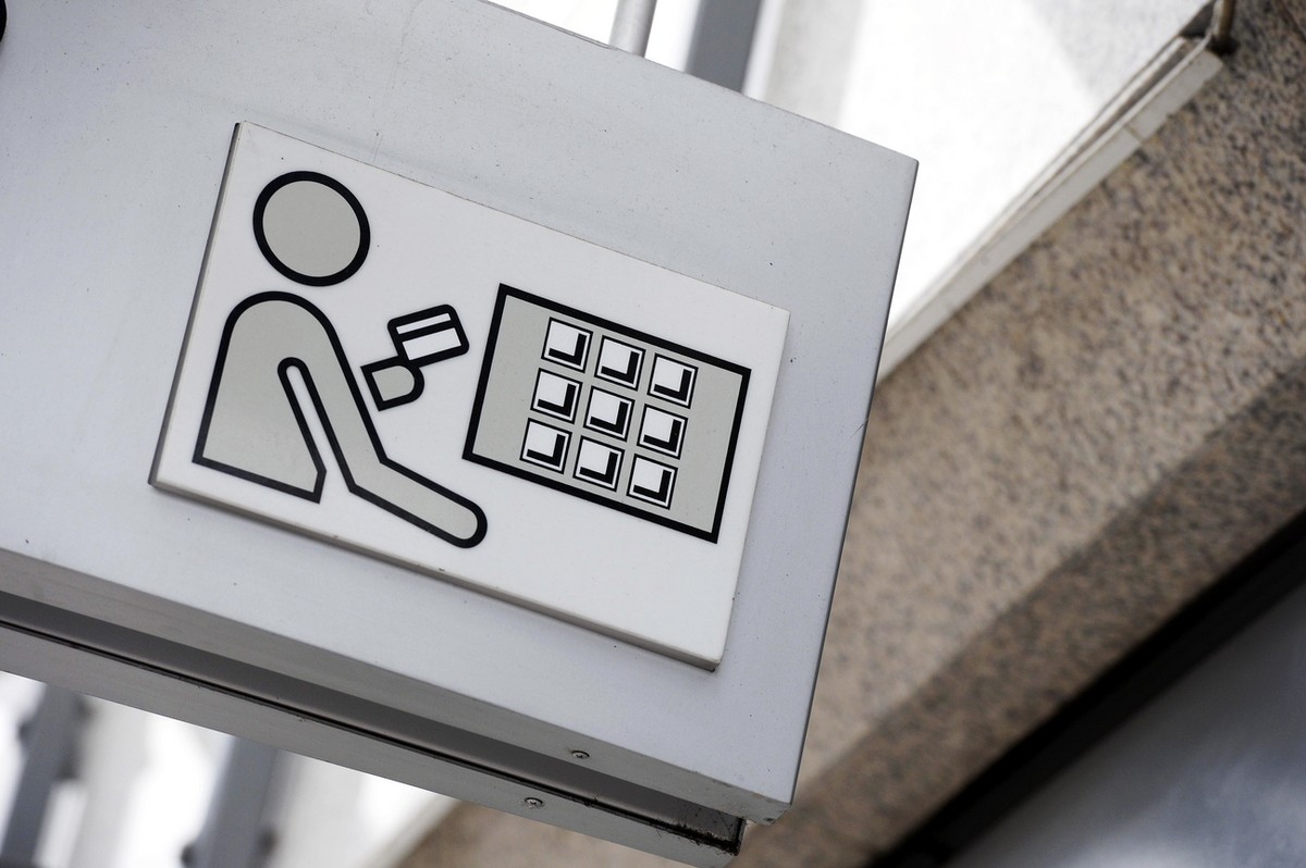 Der Bildschirm eines Bancomats, aufgenommen in Zuerich am Donnerstag, 23. Januar 2014. (KEYSTONE/Walter Bieri )