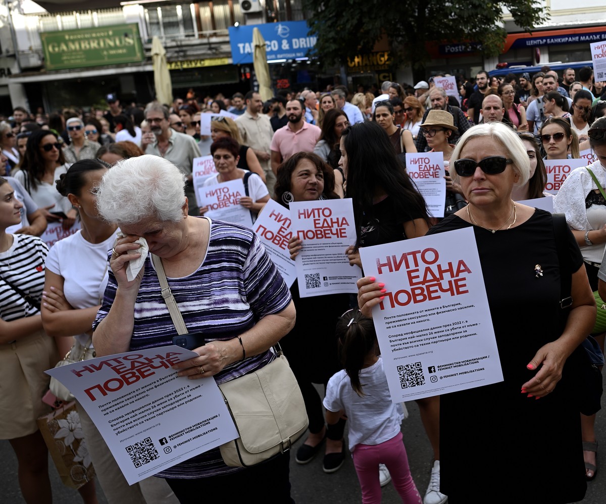 Des pancartes sur lesquelles on peut lire «Pas une de plus» lors d'une manifestation à Sofia.