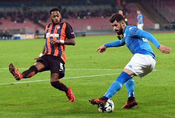 Napoli&#039;s Elseid Hysaj, right, and Shakhtar&#039;s Fred go for the ball during the Champions League Group stage group F soccer match between Napoli and Shakhtar Donetsk at the Naples San Paolo sta ...