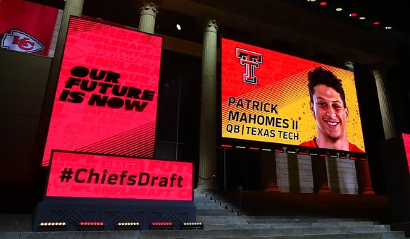 PHILADELPHIA, PA - APRIL 27: The Kansas City Chiefs select Patrick Mahomes of Texas Tech with the 10th pick at the 2017 NFL American Football Herren USA Draft at the 2017 NFL Draft Theater on April 27 ...