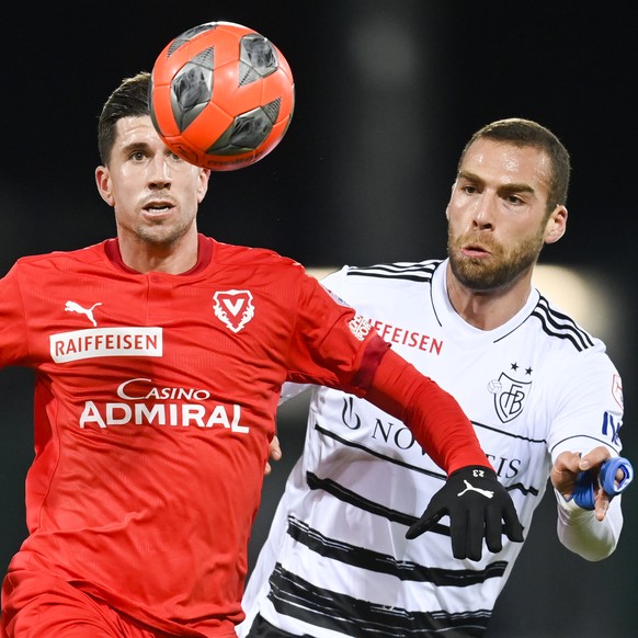 Vaduz&#039; Sandro Wieser, links, gegen Basels Pajtim Kasami, im Fussball Super League Spiel zwischen dem FC Vaduz und dem FC Basel, am Samstag, 12. Dezember 2020, im Rheinpark Stadion in Vaduz. (KEYS ...