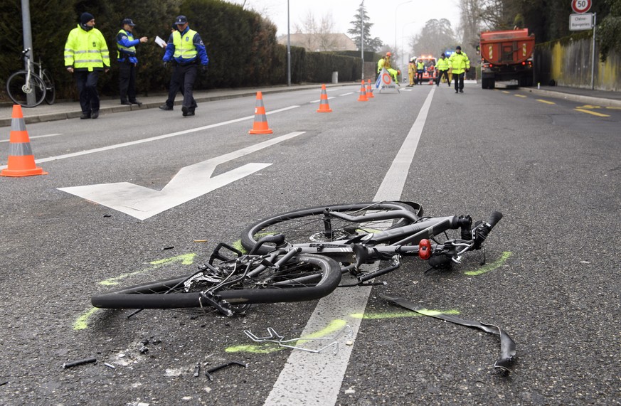 Le velo de la cycliste qui a perdu la vie sur la route de Malagnou apres avoir ete renverse par un camion, ce vendredi, 27 janvier 2017, a Chene-Bougeries pres de Geneve. Une cycliste age de 27 ans a  ...