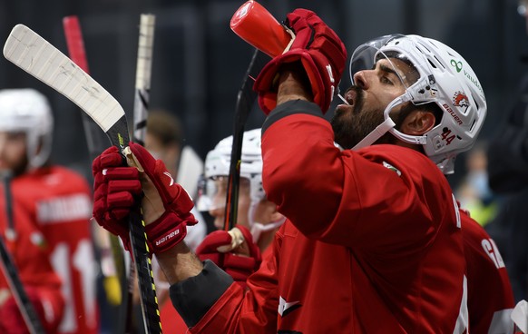 Lausannes Mark Barberio trinkt Wasser waehrend einem Vorbereitungsspiel der National League, zwischen dem HC Fribourg-Gotteron und dem Lausanne HC, am Freitag, 25. September 2020, in BCF Arena, Fribou ...