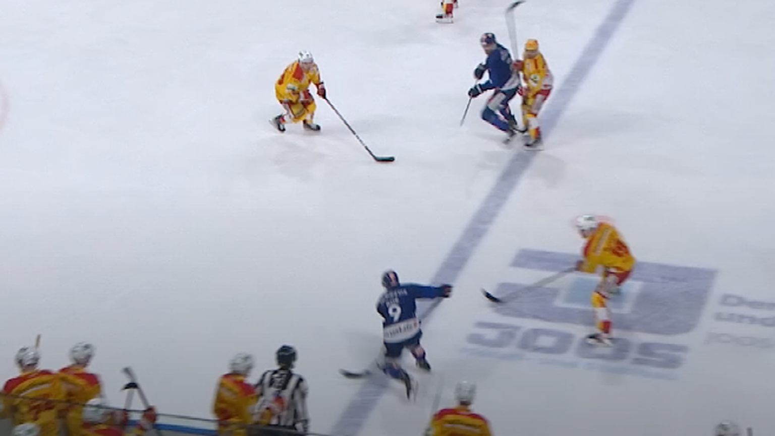 Ist der ZSC-Spieler (oben, in blau) schon über der blauen Linie, bevor es der Puck (unten, geführt von der Nummer 9) ist? Mit diesem Bild praktisch unmöglich zu beantworten.