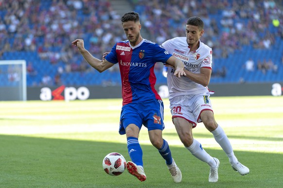 Basels Ricky van Wolfswinkel, links, im Kampf um den Ball gegen Sions Ayoub Abdellaoui, rechts, im Fussball Meisterschaftsspiel der Super League zwischen dem FC Basel 1893 und dem FC Sion im Stadion S ...