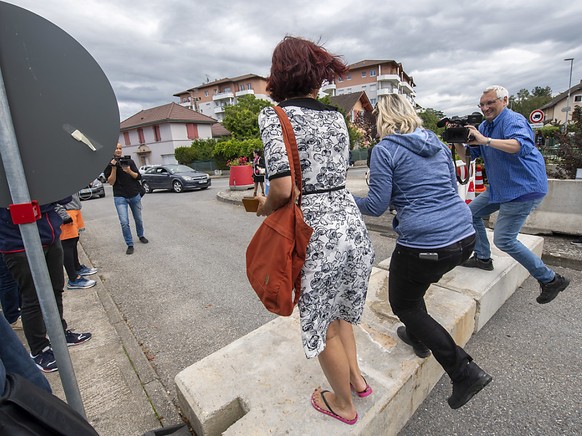 Zwei Frauen und ein Mann �bertreten in Thonex GE die Grenze zu Frankreich.
