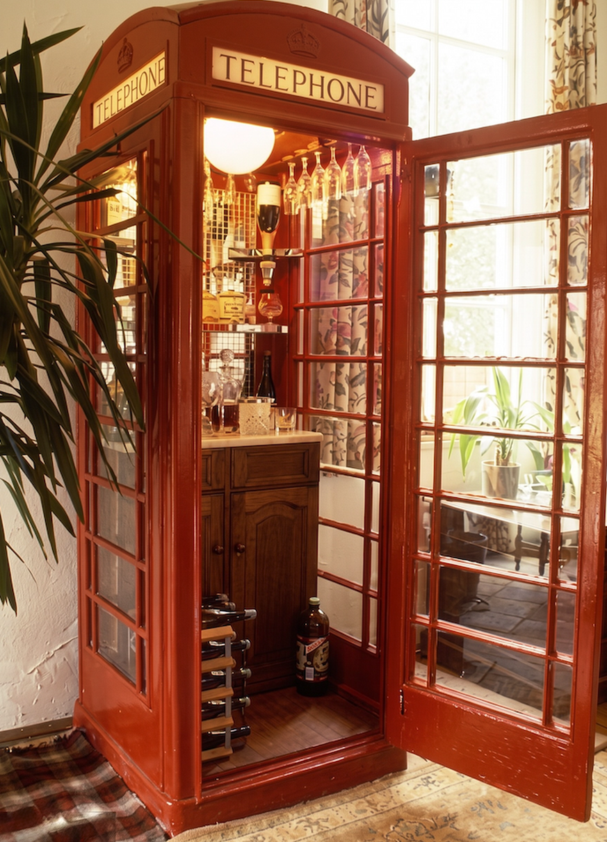 K6 telephone kiosk
Britische Telefonkabine als Bar

https://it.pinterest.com/aliceaxdebenetti/idee-angolo-bar/