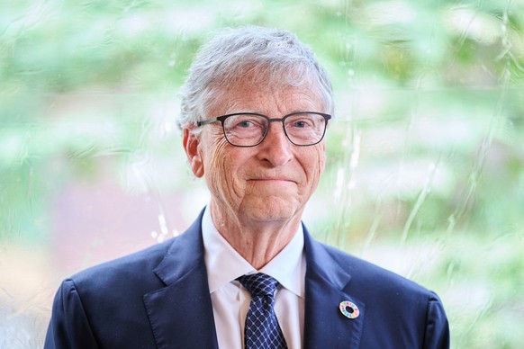 ARCHIV - 14.10.2024, Berlin: Bill Gates, Gr�nder der Gates-Stiftung, kommt zu einer Veranstaltung von Save the Children zu Impfgerechtigkeit. Die Veranstaltung findet im Rahmen der Fachkonferenz �Worl ...