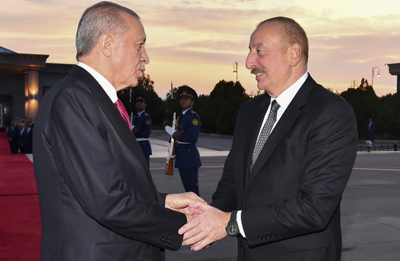 epa10882812 Azerbaijan President Ilham Aliyev (R) shakes hands with Turkish President Recep Tayyip Erdogan (L) during a farewell ceremony at airport at end of visit to Nakhchivan Autonomous Republic,  ...