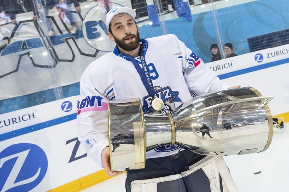 Jubel bei Zugs Torhueter Sandro Aeschlimann nach dem Sieg im Final des Swiss Ice Hockey Cups 2018/19 zwischen den Rapperswil-Jona Lakers und dem EV Zug, am Sonntag, 3. Februar 2019, in der St. Galler  ...