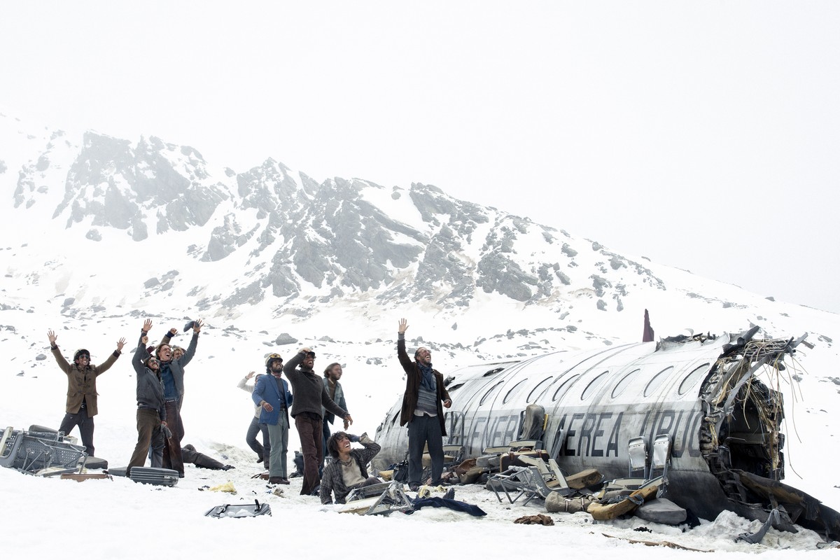 This image released by Netflix shows a scene from "Society of the Snow" (La Sociedad de la nieve) by J.A. Bayona. (Netflix via AP)