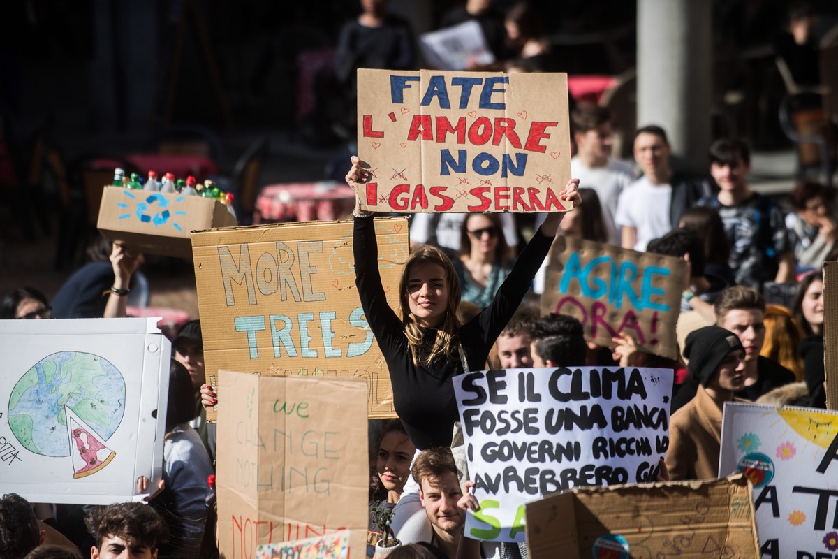 epa07440100 Students demonstrate during a 'Climate strike' protest in Bellinzona, Switzerland, 15 March 2019. Students across the world are taking part in a massive global student strike mov ...