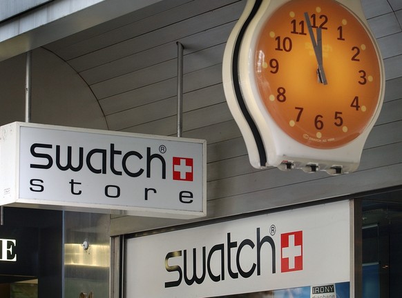 ZU DEN JAHRESZAHLEN 2016 DER SWATCH GROUP, AM DONNERSTAG, 16. MAERZ 2017, ERHALTEN SIE FOLGENDE THEMENBILDER ---- Eine Filiale des Uhrenherstellers Swatch an der Zuercher Bahnhofstrasse, aufgenommen a ...