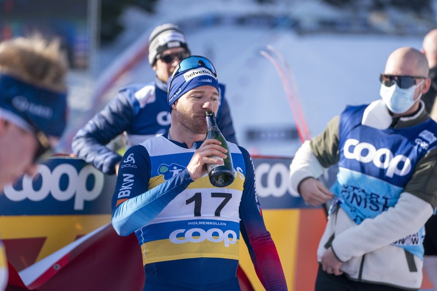 epa09805432 Dario Cologna of Switzerland celebrates with sparkling wine in the finish area of the men&#039;s 50 km classic race at the FIS Cross Country World Cup event at Holmenkollen, Oslo, Norway,  ...