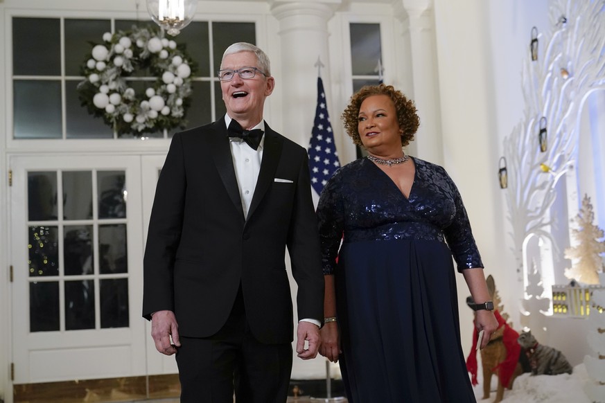 Apple CEO Tim Cook and Lisa Jackson, former administrator of the Environmental Protection Agency, arrive for the State Dinner with President Joe Biden and French President Emmanuel Macron at the White ...