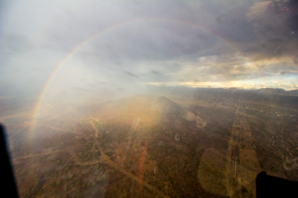 Ein Chemtrail-Regenbogen für Verliebte. Echte Wingmen, diese Piloten.