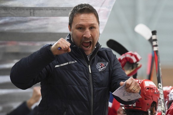 Head coach Jeff Tomlinson von Rapperswil bejubelt das 4-2 durch Josh Primeau, im fuenften Playoff-Halbfinalspiel der Eishockey Swiss League zwischen den SC Rapperswil-Jona Lakers und dem HC Ajoie, am  ...