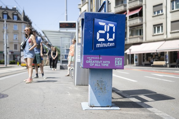 Sicht auf eine Zeitungsbox mit Printausgaben der Pendlerzeitung 20 Minuten, am Dienstag, 17. Juni 2025, in Zuerich. Wie der Herausgeber TX-Group heute informiert wird die Printausgabe von 20 Minuten p ...