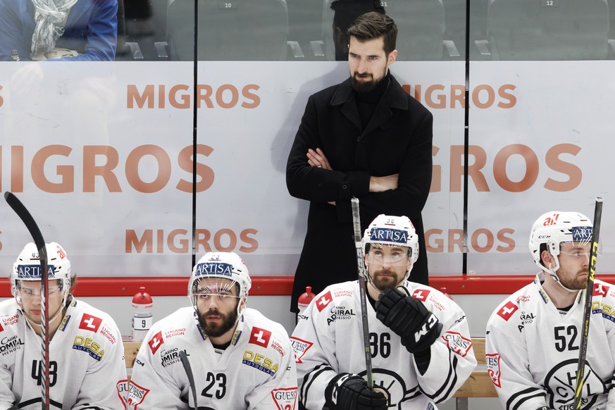 Lugano&#039;s Head coach Luca Gianinazzi looks the game behind his players Lugano&#039;s forward Jeremi Gerber #43, Lugano&#039;s forward Giovanni Morini #23, Lugano&#039;s forward Mark Arcobello #36, ...