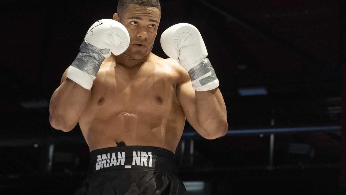 Der Schweizer Boxer Brian Keller im Kampf gegen Claude Wilfried aus Kongo waehrend einem Boxkampf anlaesslich der ICF Fight-Night in der AXA Arena in Winterthur am Samstag, 26. April 2025. (KEYSTONE/U ...