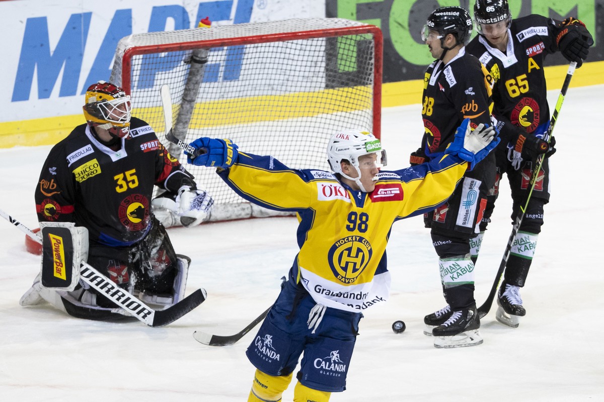 Davos' Benjamin Baumgartner jubelt nach seinem Tor zum 0-3 gegen Berns Torhueter Tomi Karhunen, Inti Pestoni und Ramon Untersander, von links, im zweiten Spiel der Eishockey Pre-Playoff Serie der ...