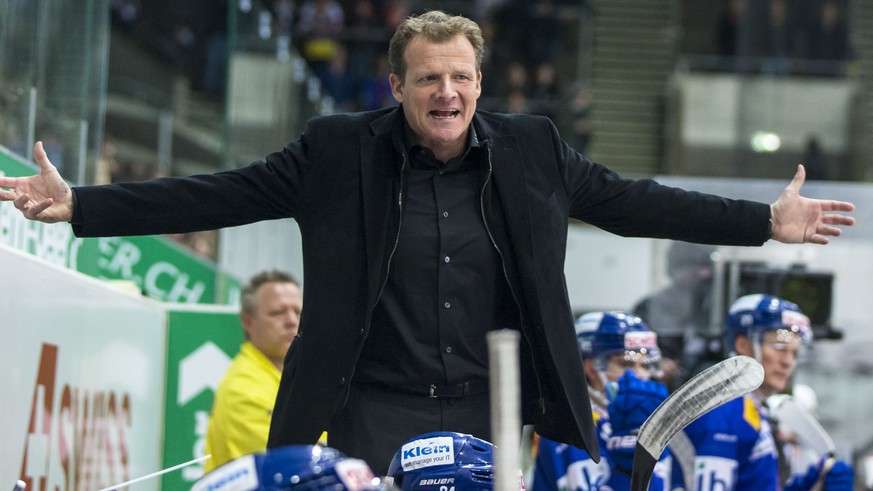 EHC Kloten Cheftrainer Kevin Schlaepfer, rechts, und Assistenztrainer Niklas Gaellstedt (Gallstedt) waehrend dem Eishockey-Meisterschaftsspiel der National League zwischen dem EHC Kloten und dem EV Zu ...