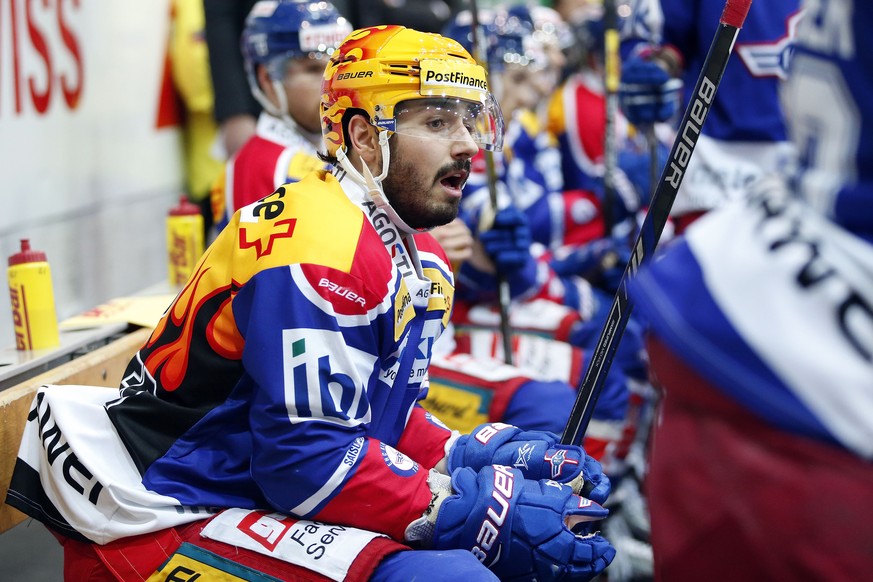 EHC Kloten Stuermer Denis Hollenstein auf der Bank waehrend dem Eishockey-Meisterschaftsspiel der National League A zwischen dem EHC Kloten und dem HC Fribourg-Gotteron am Dienstag, 20. Dezember 2016, ...