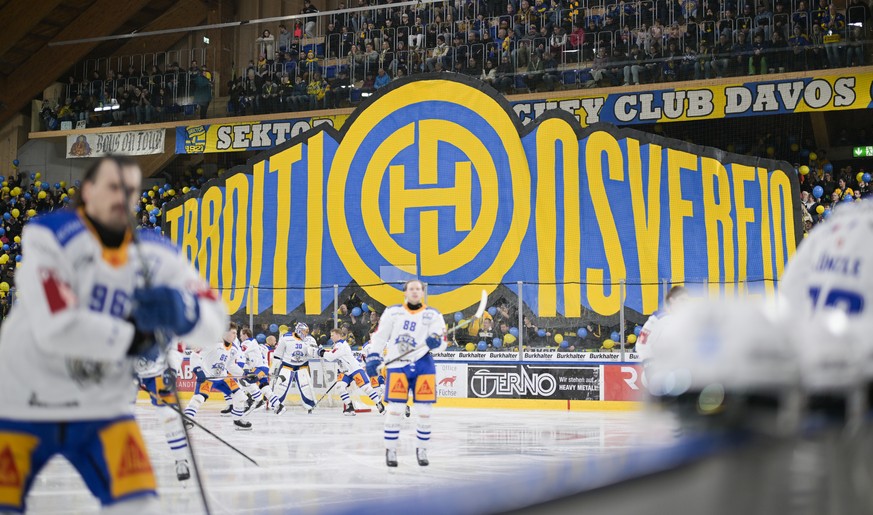 Choreo der Davoser Fans im Eishockey Spiel der National League zwischen dem HC Davos, HCD, und dem EV Zug, EVZ, am Sonntag, 16. November 2025, in der zondacrypto-Arena in Davos. (KEYSTONE/Gian Ehrenze ...