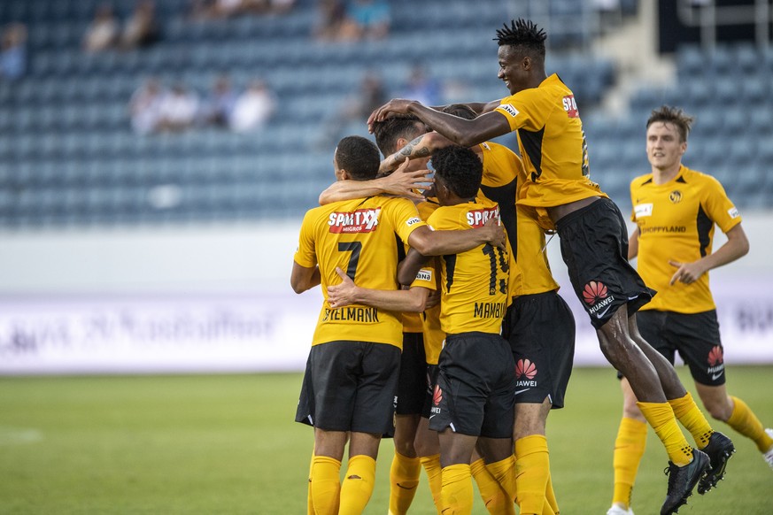 Die YB Spieler feiern das 1:2 in der Verlaengerung beim Fussball Schweizer Cup 1/4 Final zwischen dem FC Luzern und dem BSC Young Boys vom Donnerstag, 6. August 2020 in Luzern. (KEYSTONE/Urs Flueeler)