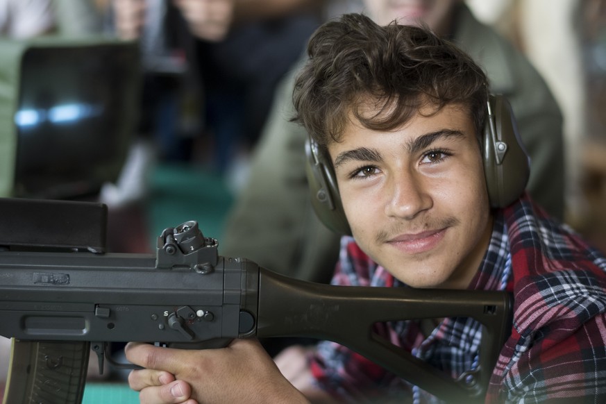 Der Schuetzenkoenig Jakob Marten aus Auslikon posiert nach dem Ausstich am Knabenschiessen in Zuerich, aufgenommen am Montag, 11. September 2017. (KEYSTONE/Ennio Leanza)