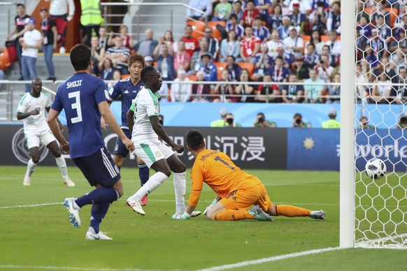 Senegal&#039;s Sadio Mane, center, scores his side&#039;s opening goal past Japan goalkeeper Eiji Kawashima, right, during the group H match between Japan and Senegal at the 2018 soccer World Cup at t ...