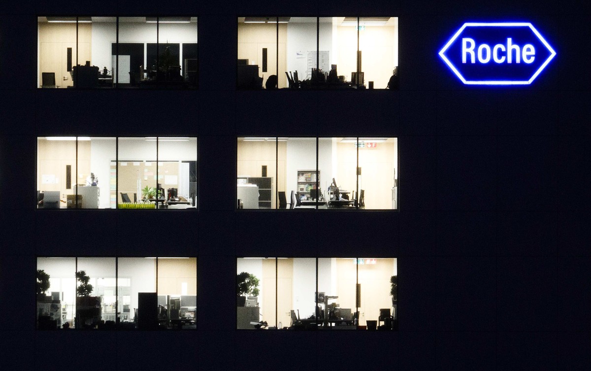 File photo of the logo of Swiss pharmaceutical company Roche at a company's building in Rotkreuz, April 12, 2012. Roche Holding AG has agreed to buy U.S. biotech company InterMune Inc for $8.3 bi ...