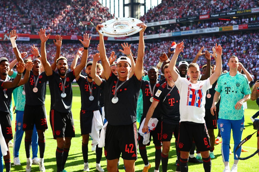 Deutscher Meister FC Bayern Muenchen feiern in Koeln. 1. FC Koeln vs. FC Bayern Muenchen, Fussball, 1. Bundesliga, 34. Spieltag, Spielzeit 2022/2023, 27.05.2023 DFB regulations prohibit any use of pho ...