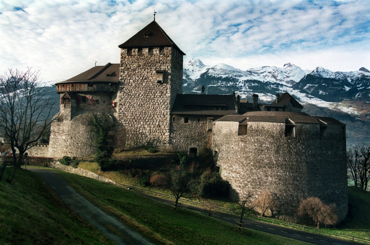 Ansicht auf das fuerstliche Schloss Vaduz umgeben vom Schlosswald, Fuerstentum Lichtenstein, aufgenommen am 9. Dezember 1997. (KEYSTONE/Arno Balzarini) : FILM]