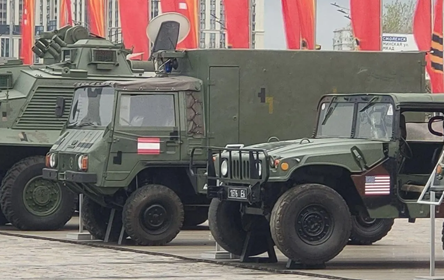 Der Schweizer Sanitäts-Pinzgauer in der Beuteausstellung neben dem Poklonnaya-Hügel, Moskau, Russland, aber mit der Österreich-Fahne.