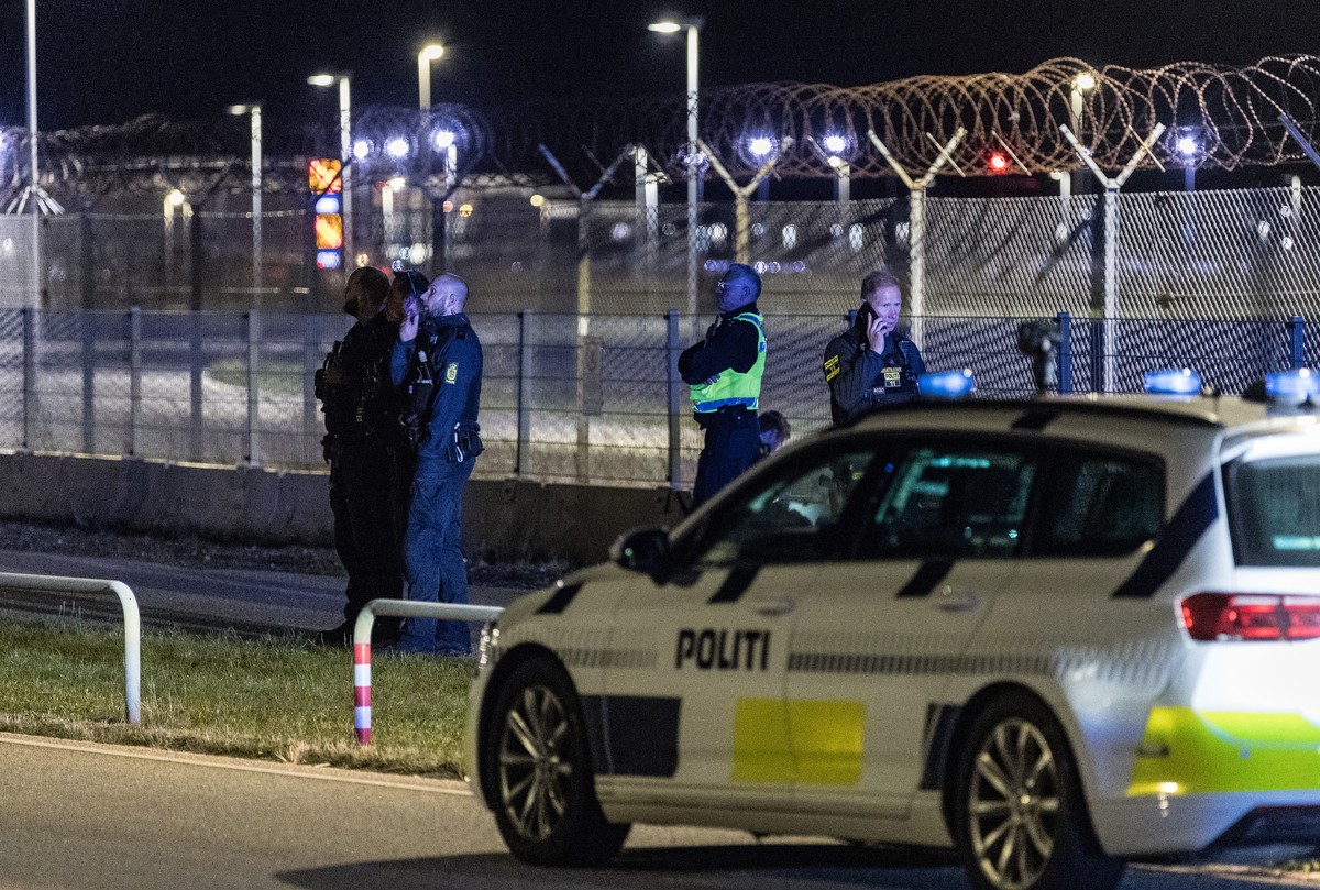 epa12398543 Danish police officers are present at Copenhagen Airport, planes cannot land or take off due to drone sightings, in Copenhagen, Denmark 22 September 2025. EPA/STEVEN KNAP DENMARK OUT