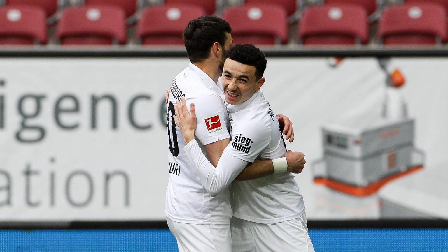 FC Augsburg vs. TSG 1899 Hoffenheim, 1. Bundesliga, 27. Spieltag, 03.04.2021 l-r: Torjubel von Daniel Caligiuri 20 FC Augsburg und Ruben Vargas 16 FC Augsburg zum 1:0, FC Augsburg vs. TSG 1899 Hoffenh ...