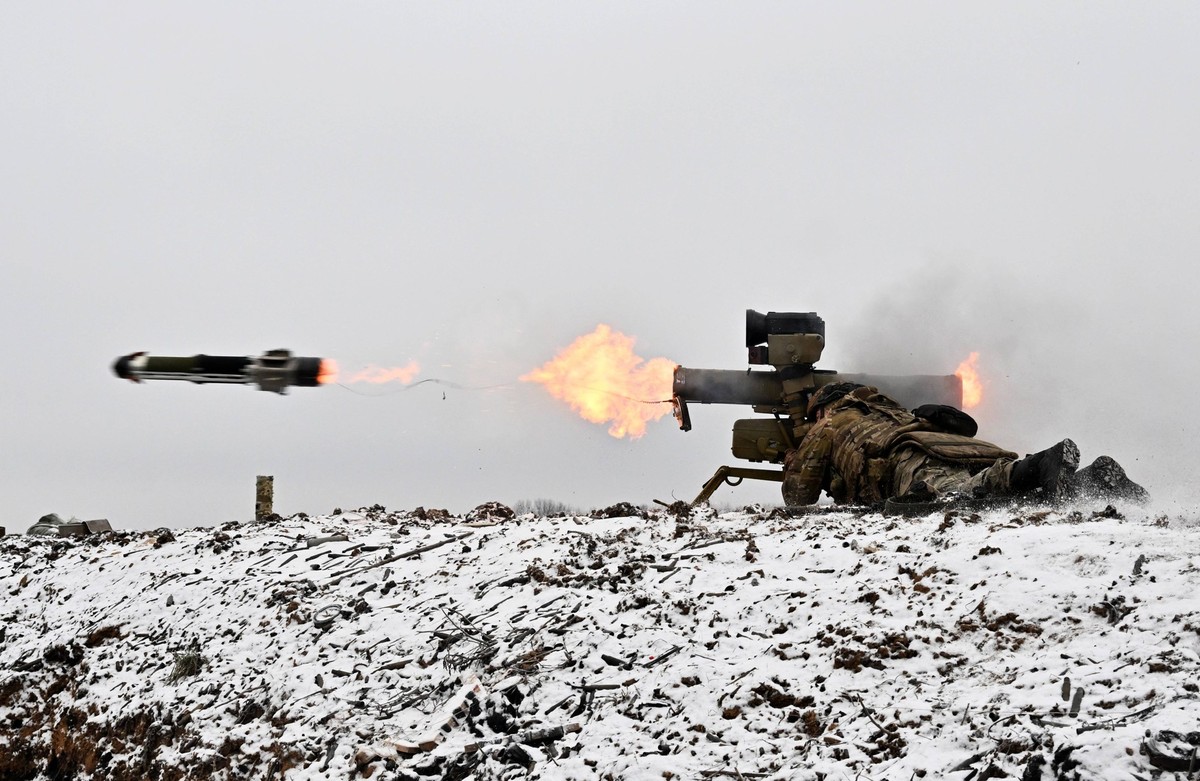 Russia Ukraine Military Operation Volunteer Unit 8610440 22.01.2024 A Russian serviceman of the VEGA volunteer special forces detachment launches an anti-tank guided missile ATGM during a combat train ...