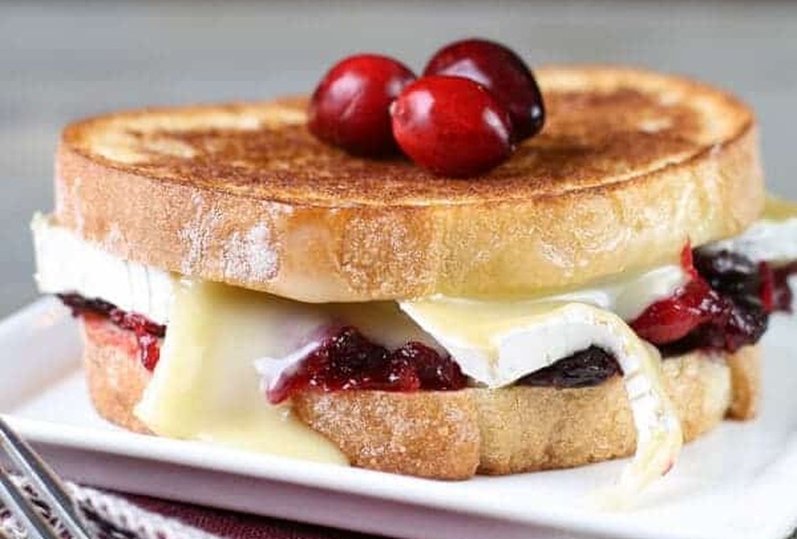 brie camenbert cranberry sandwich essen food https://www.garnishwithlemon.com/wp-content/uploads/2014/11/Cranberry-Brie-Grilled-Cheese.jpg