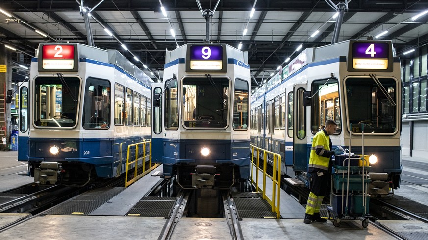 Das Reinigungsteam der VBZ, am Donnerstag, 12. Maerz 2020, im Tramdepot Kalkbreite in Zuerich. Wegen des Coronavirus werden die Trams jede Nacht gereiningt und desinfiziert. (KEYSTONE/Alexandra Wey)