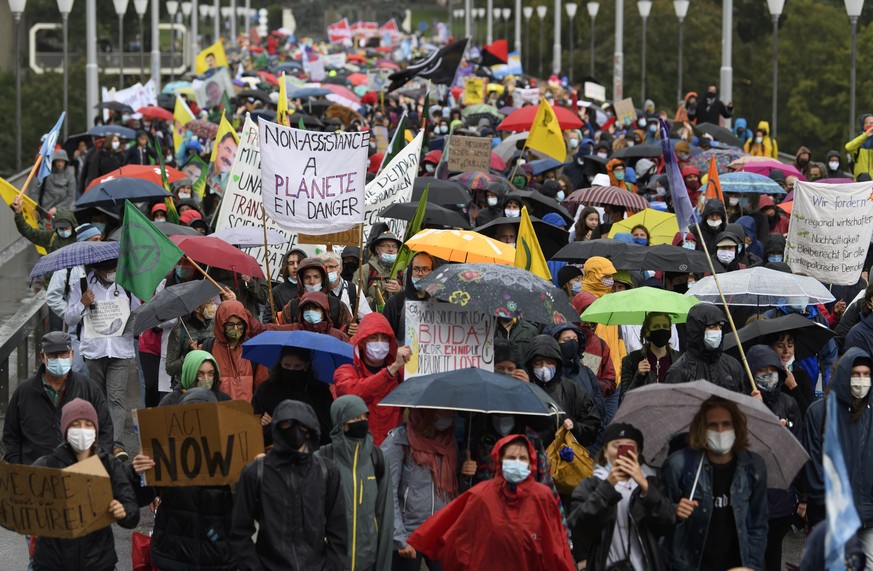 Klimaaktivisten protestieren waehrend ihrer Aktionswoche Rise up for Change, am Freitag, 25. September 2020, auf dem Kirchenfeldbruecke in Bern. (KEYSTONE/Anthony Anex)