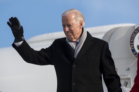 Joe Biden betritt Schweizer Boden und grüsst